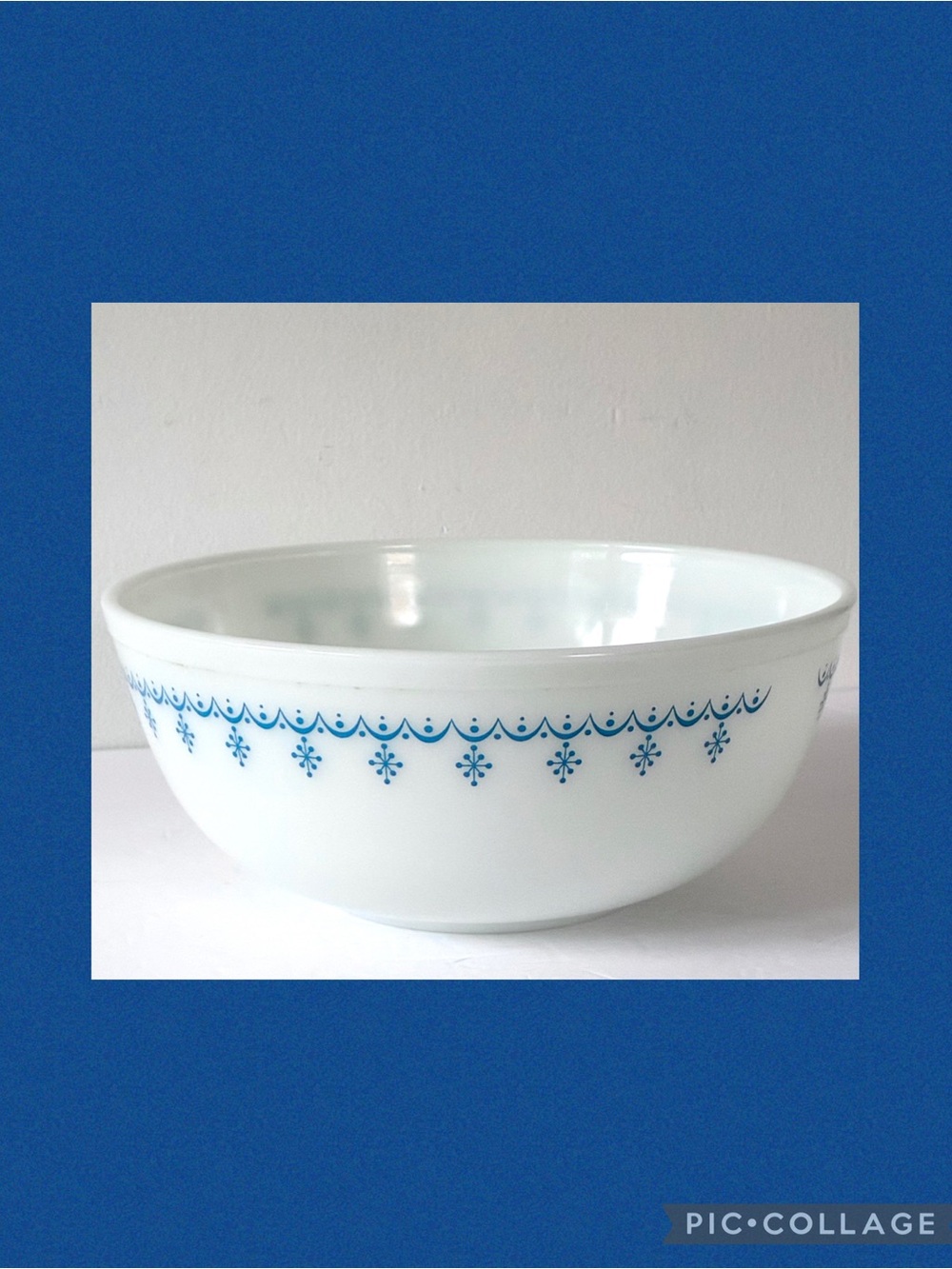 Vintage Pyrex 404 Mixing Bowl in Snowflake Garland Pattern